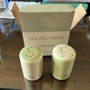 Salt/Pepper Shaker Set
Approx 3” tall and 2” wide
Great gift giving- Never used